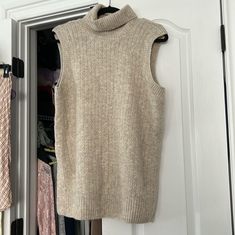 NWOT Folded turtleneck
Ribbed knit neck and hem, cable knit front
Imported